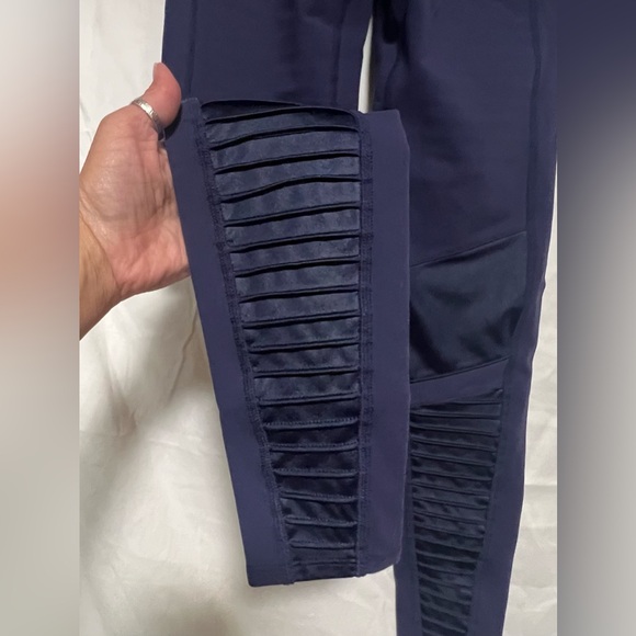 ✨Pristine✨ ALO Yoga Navy High Waisted Moto Leggings Activewear Workout Gym - Picture 8 of 10